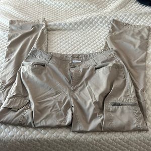 Like new Columbia cargo pants. Mens 32/32.